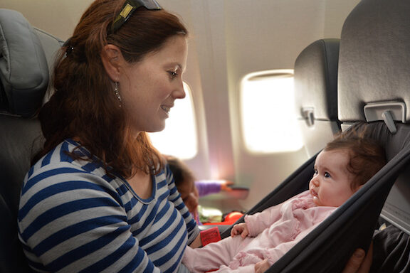 volar con un bebe requisitos y consejos para un viaje comodo